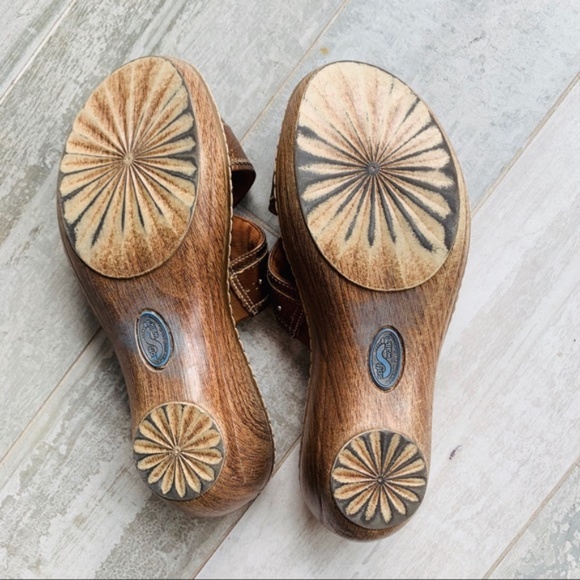 SoftWalk Texture Padded Pro Stud Essential Sandals - Picture 2 of 8